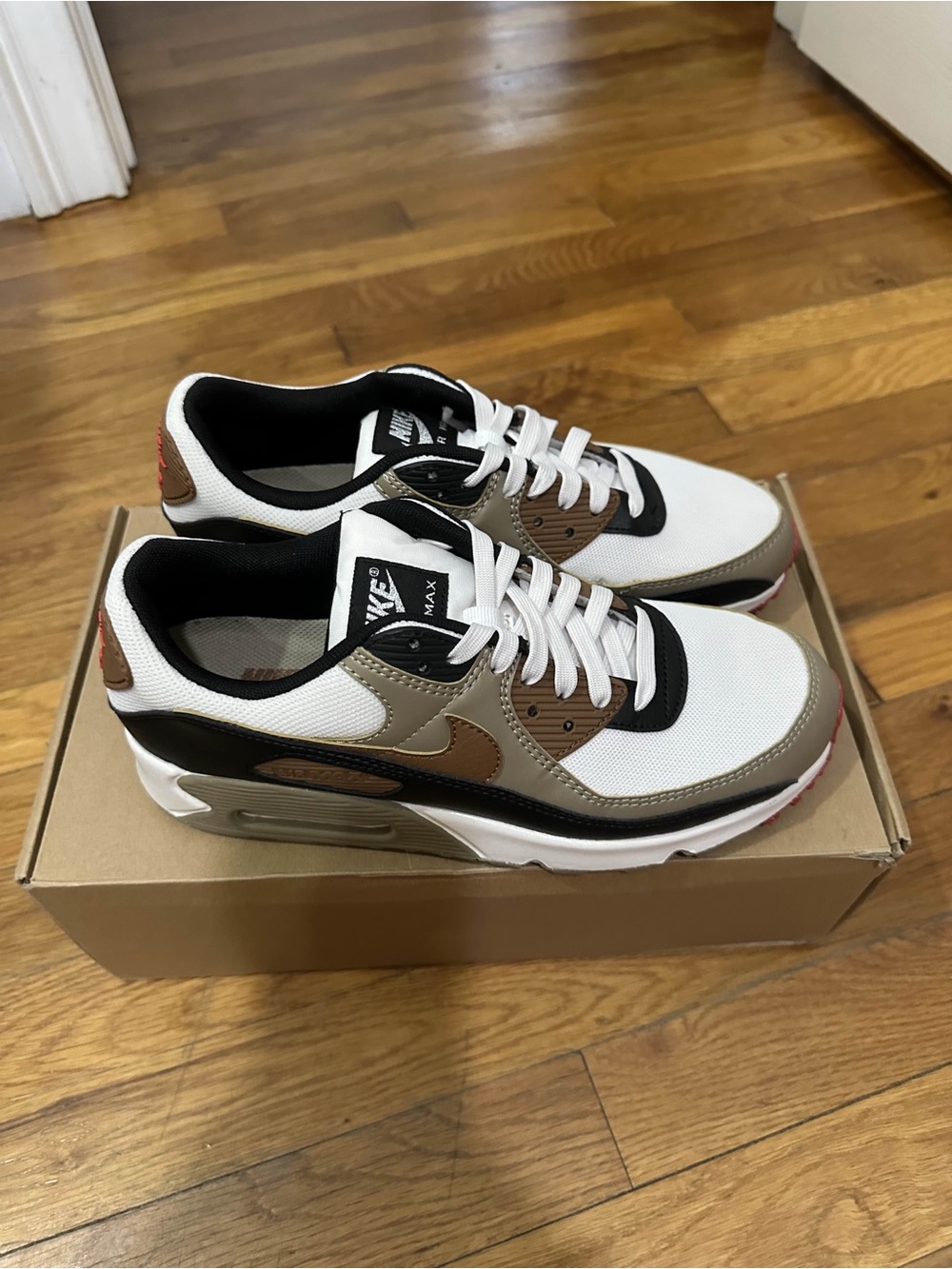 *Slightly Used* Nike Air Max 90 Women Brown White (DH8010-005) Size 9W